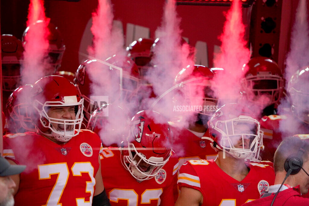 IN PHOTOS: Kansas City Chiefs Clinch Sixth Straight AFC West Title ...