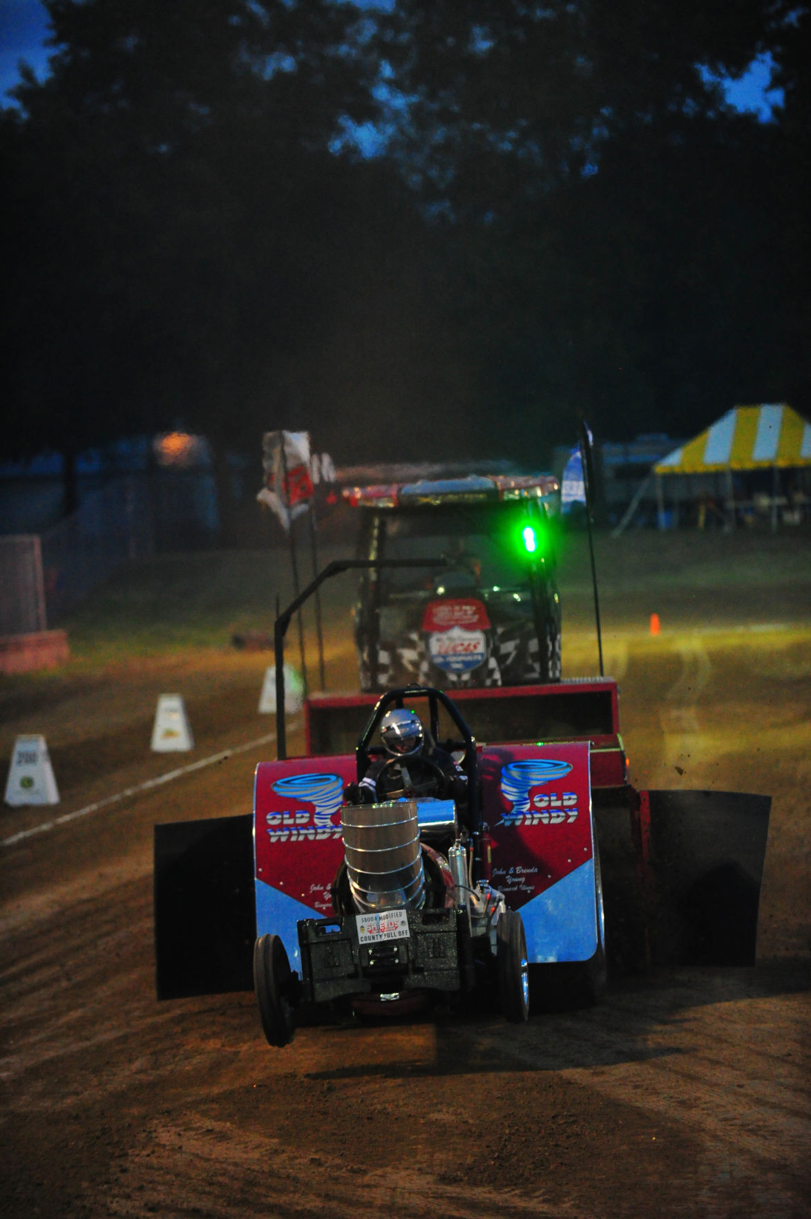 066SatNtTractor17.jpg