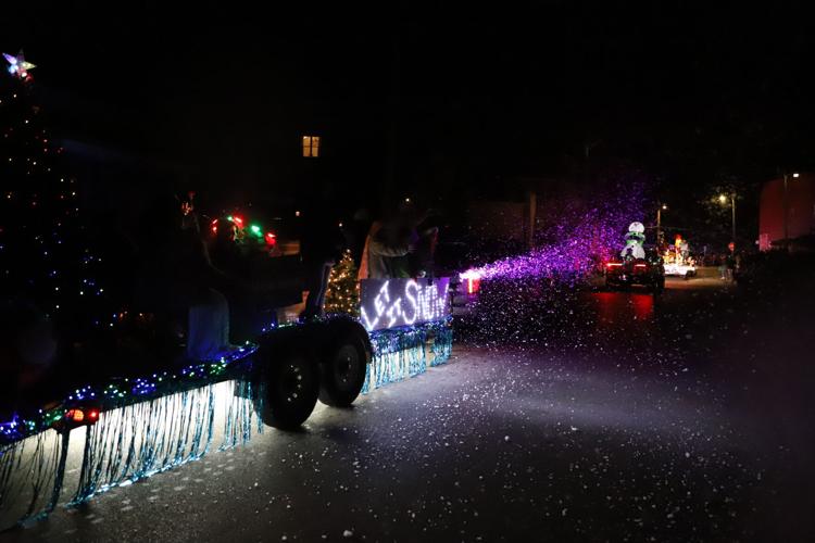 PHOTO GALLERY Washington Holiday Parade of Lights showers city in