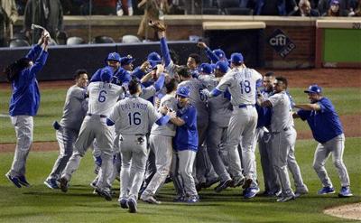 Royals rally late, win World Series over Mets, 7-2