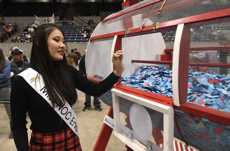 'Someone needs the money' Candy Cane Cash draws crowd to Chisholm