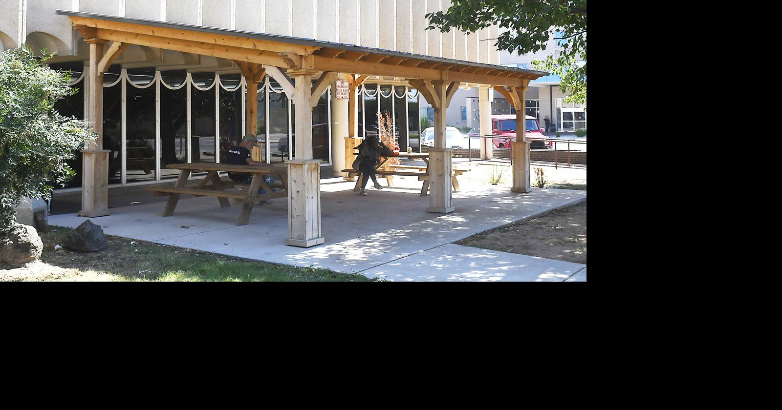 Northwest Oklahoma Association of Realtors helps erect pergola at Enid library News