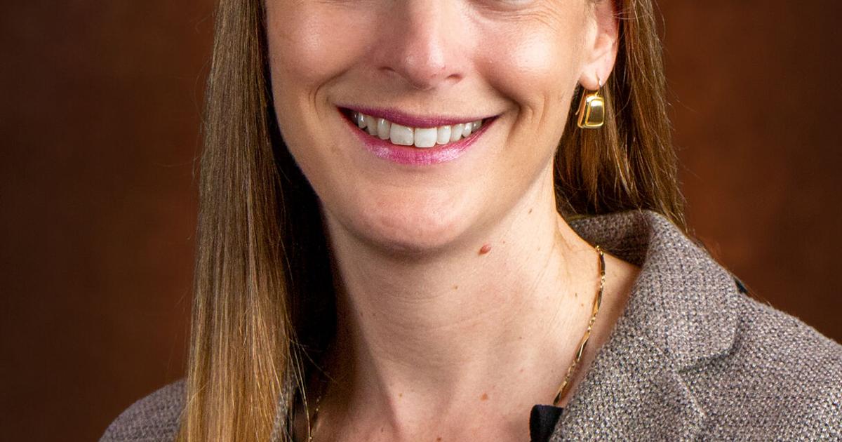 Commissioners extend contract for city attorney