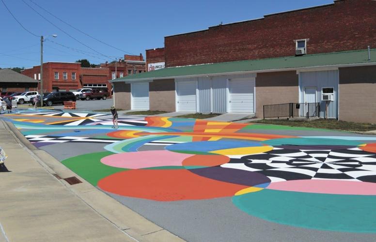p-20190619-NEWS-Mural-Painted-in-Downtown-Erwin-1