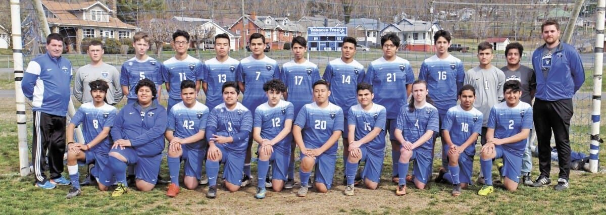 p-20190320-UCHS-SPRING-SPORTS-PREVIEW-Soccer-Team-Photo
