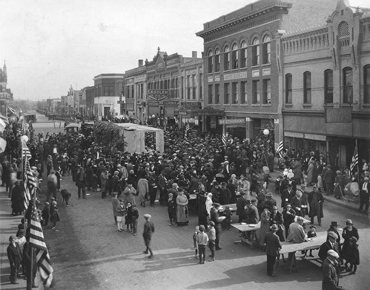 A history of early downtown Fergus Falls News(02)