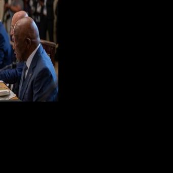 Trump praises Liberian leader on English - his native tongue