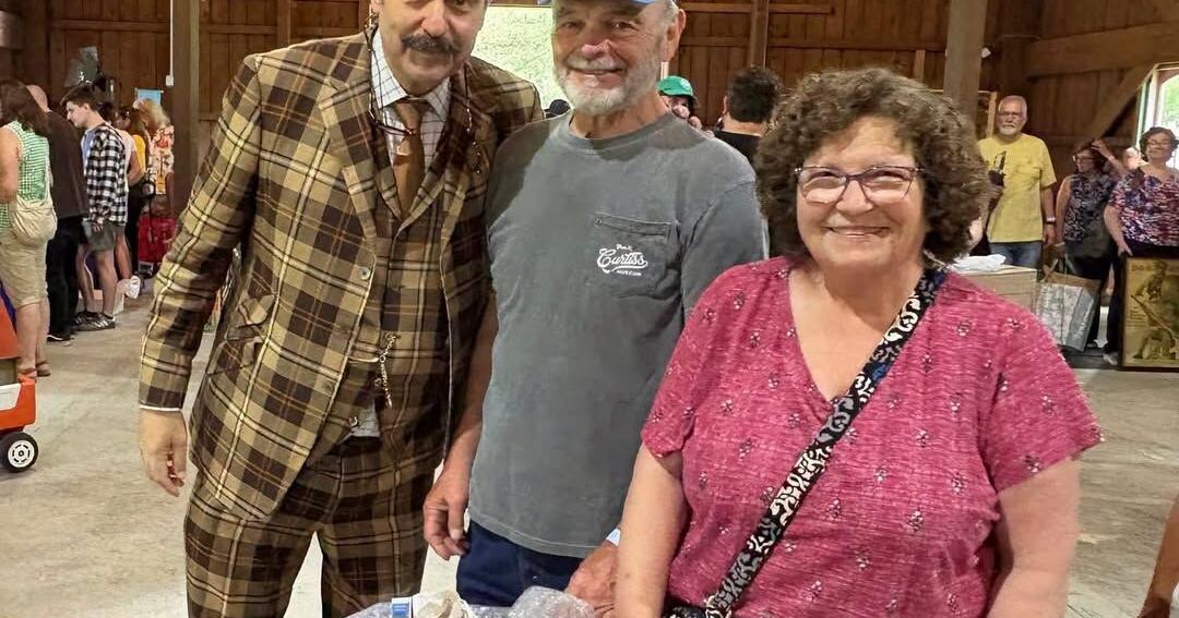 Gorham couple takes antiques on the road