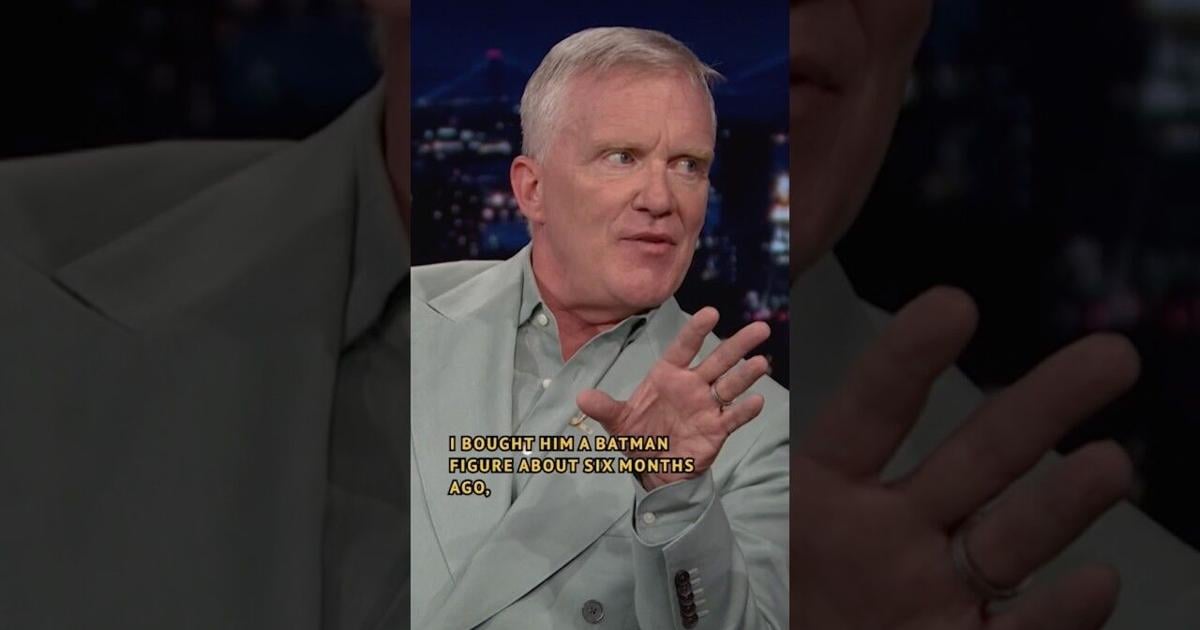 #AnthonyMichaelHall’s 3-year-old son wasn’t impressed by #TheDarkKnight 🤣 #FallonTonight