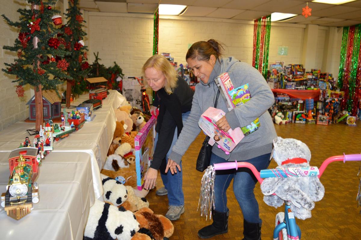 parents were assisted by volunteers as they shopped for free toys at citylink in fontana on dec 19 herald news photo by alejandro cano - Free Toys For Christmas parents were assisted by volunteers as they shopped for free toys at citylink in fontana on dec 19 herald news photo by alejandro cano - Free Toys For Christmas