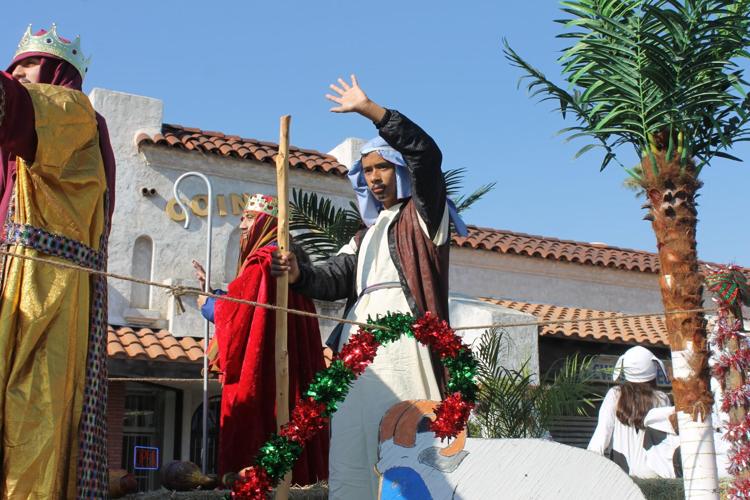 Many Fontana residents enjoy Christmas holiday; see parade photos