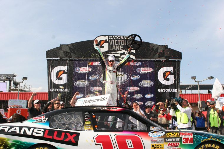 Speedway officials are pleased with attendance at Fontana s Sprint Cup