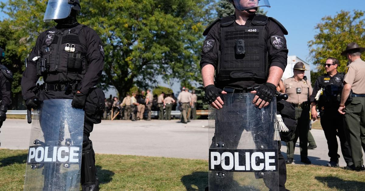 Federal Agents Arrest 800 Immigrants in Chicago Amid Gang Crackdown, Sparking Political Outcry