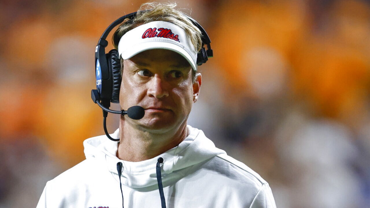 Tennessee fans throw trash on field vs. Lane Kiffin and Ole Miss