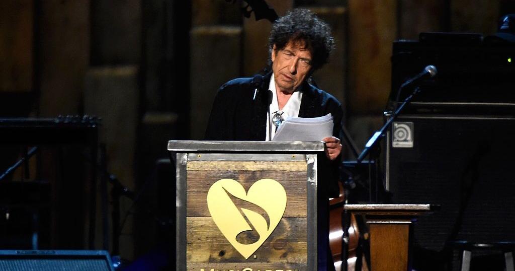 Bob Dylan sells entire recorded catalog to Sony Trending