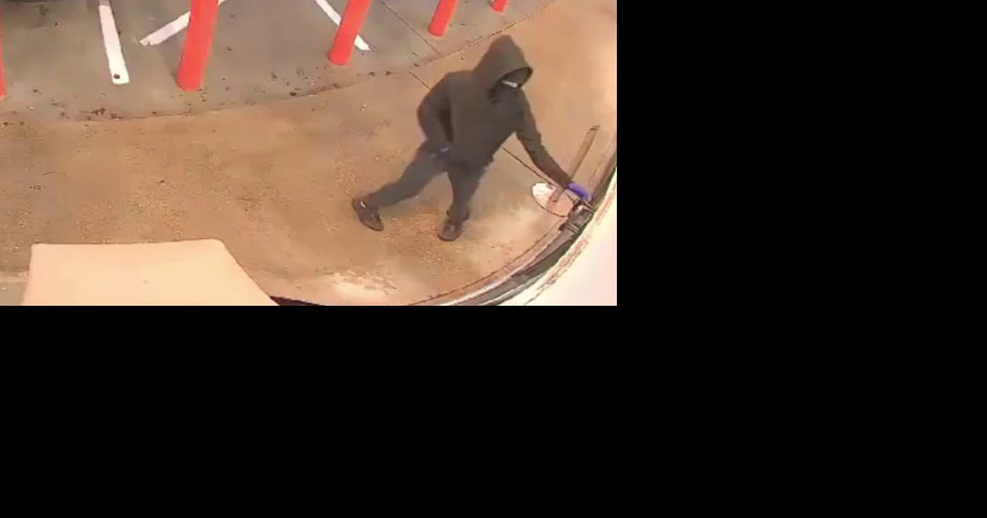 Suspect on the run after robbing gas station employee at gunpoint in southeast Memphis, police say