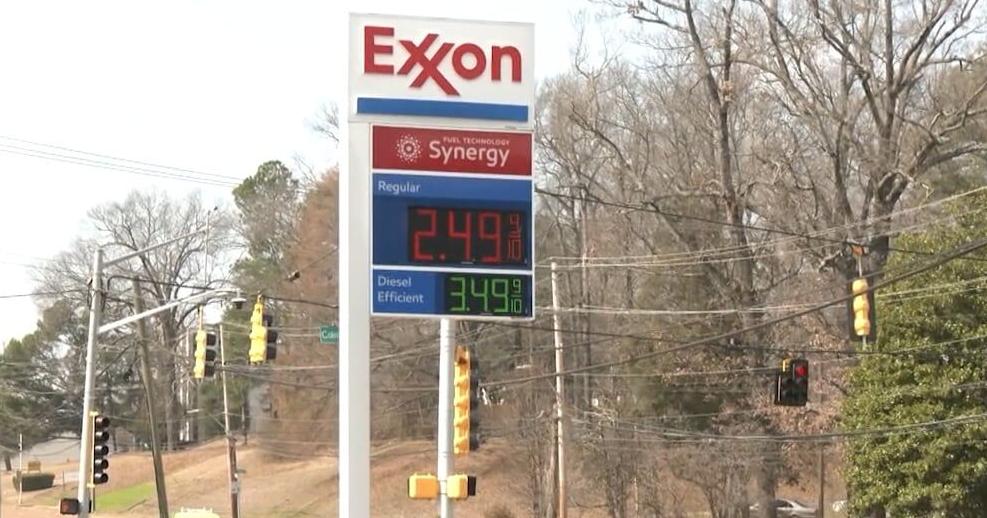 Shoppers react after woman accidentally shot at Memphis gas station