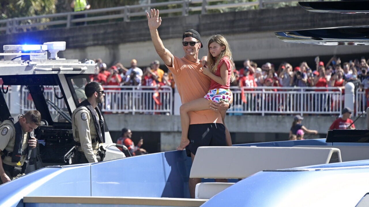 Tom Brady tosses Lombardi Trophy to Gronk's boat during Super Bowl victory  parade, Trending