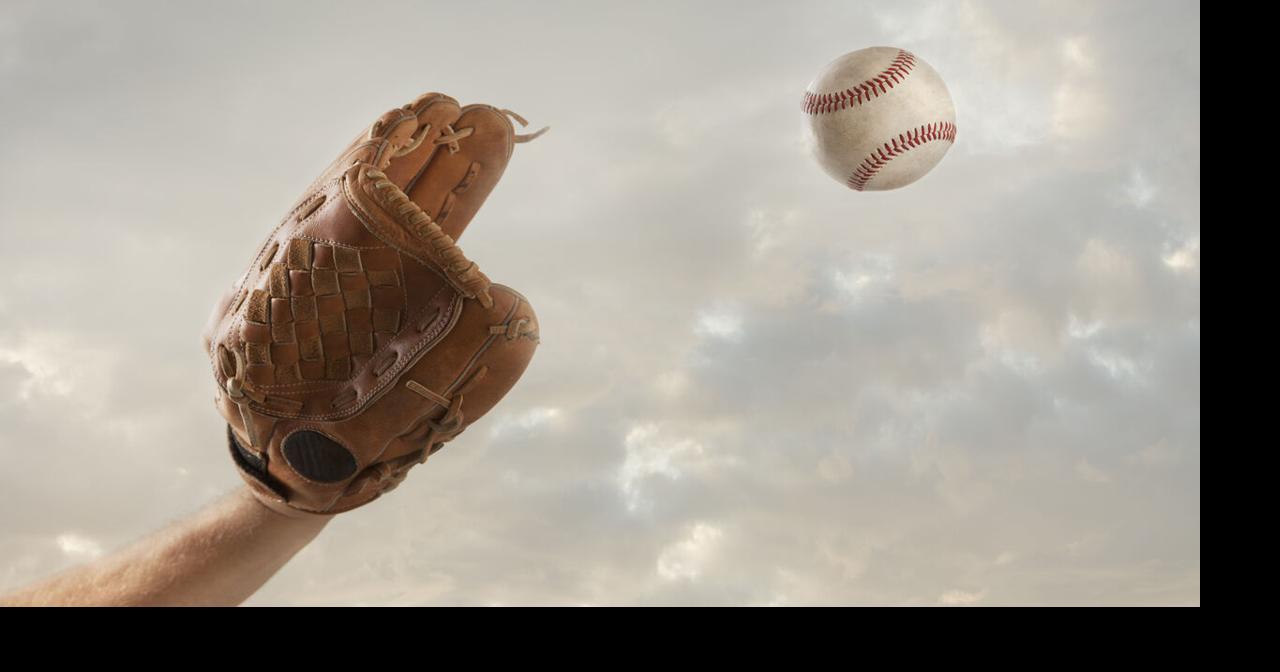 Watch Dad catches foul ball while feeding baby at Cincinnati Reds game