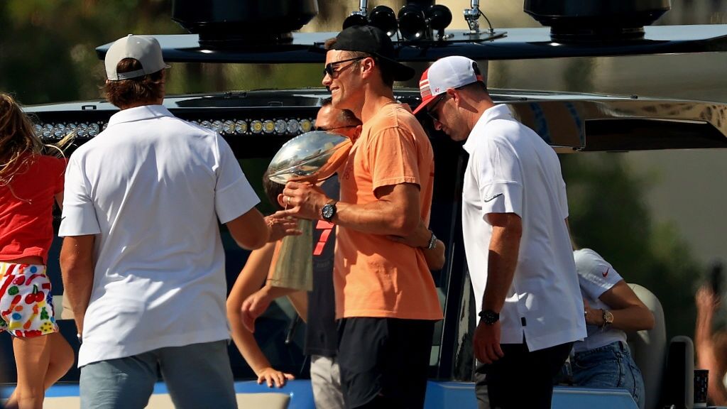 Tom Brady's teammates honored him with a special shirt at Buccaneers' Super  Bowl parade