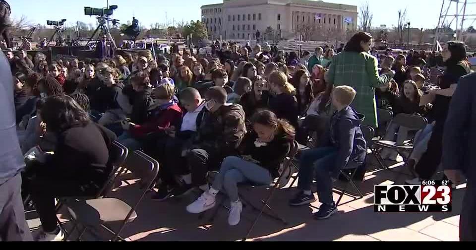 video-broken-arrow-middle-school-students-in-attendance-at-gov-stitt