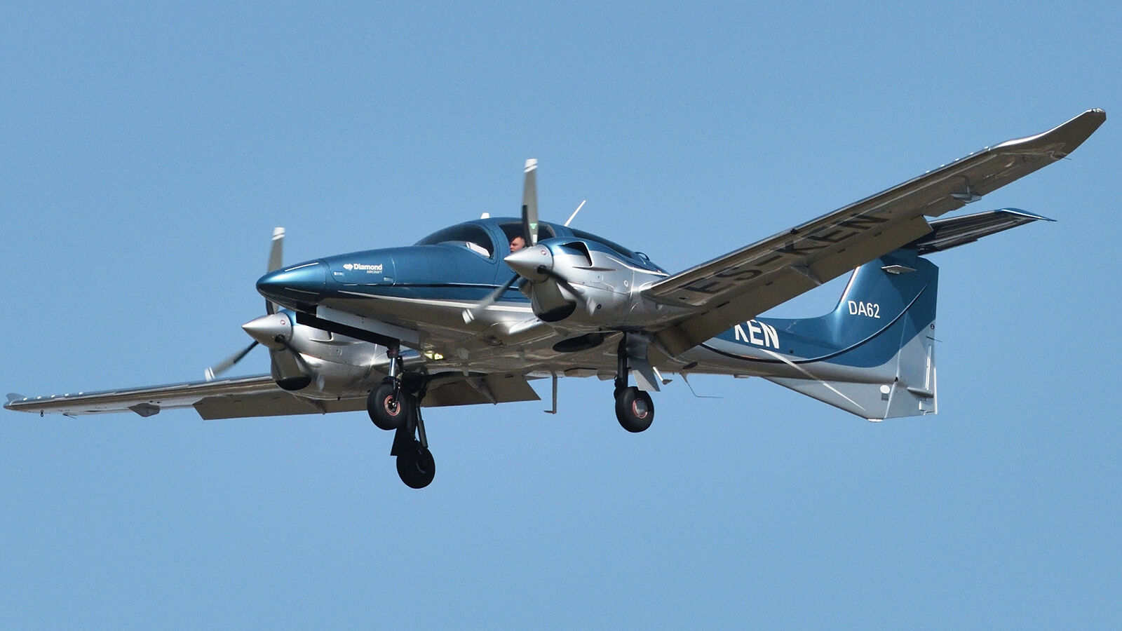 Twin-engine plane makes emergency landing on Texas roadway