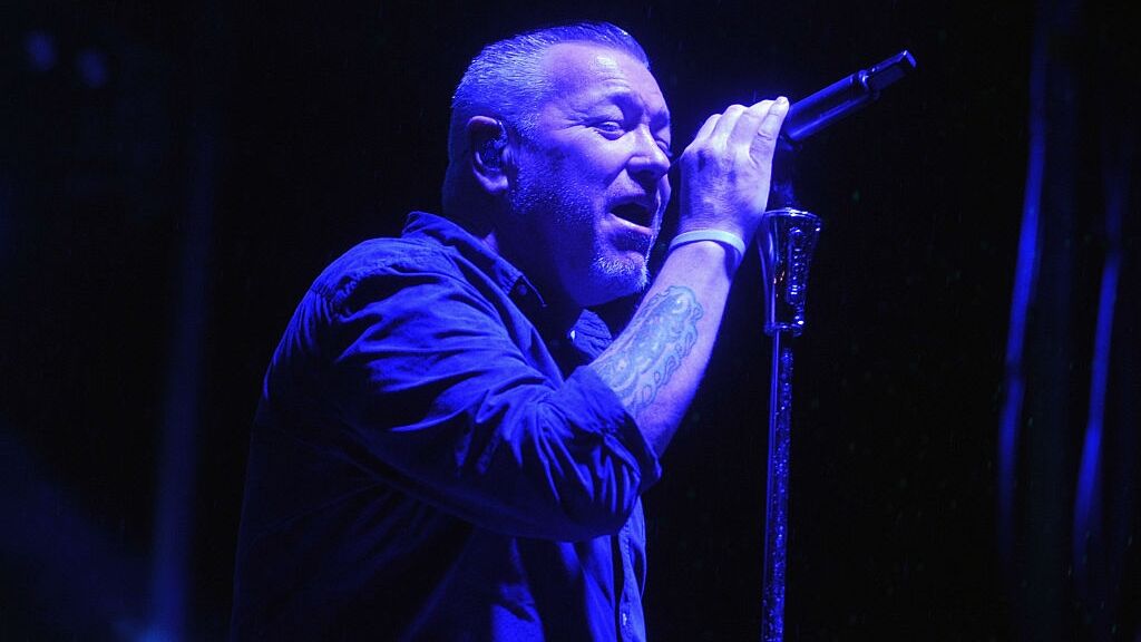 Smash Mouth Singer Steve Harwell Retiring Due to Health Issues After  Chaotic Show