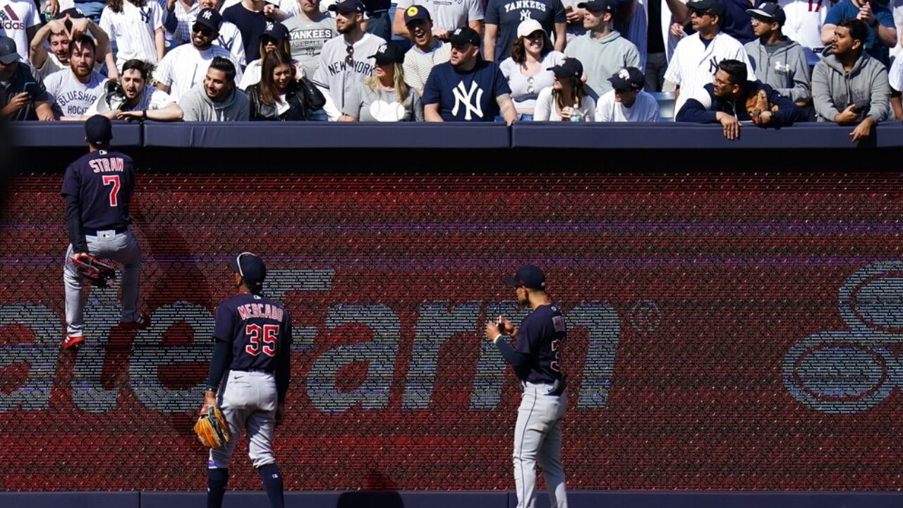 Yankee Fans Throw Trash At Cleveland Guardians Myles Straw