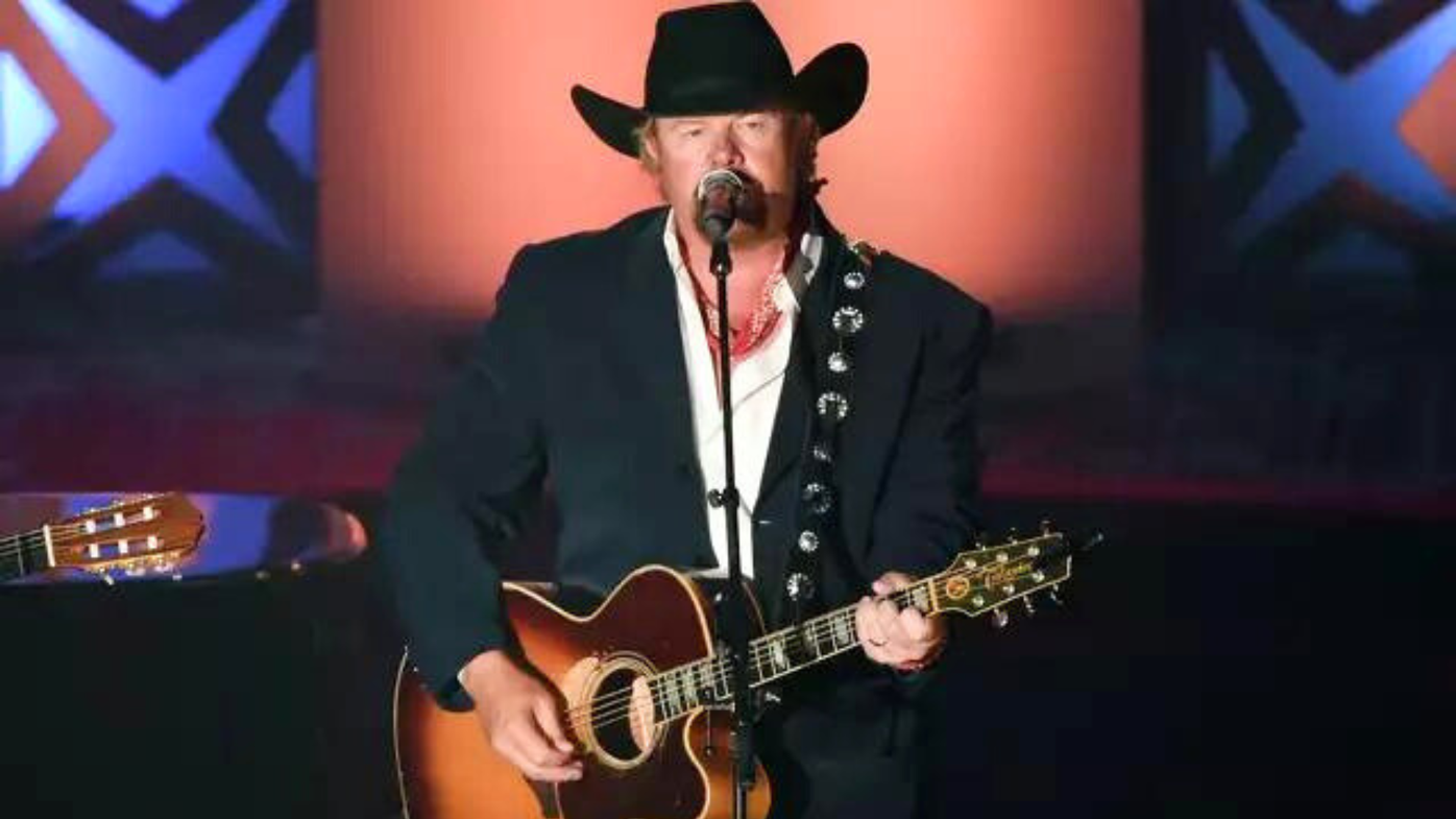 Toby Keith on guitar | | fox13memphis.com