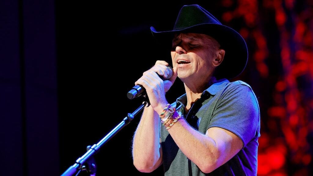 Kenny Chesney cuts finger mid-performance, continues singing