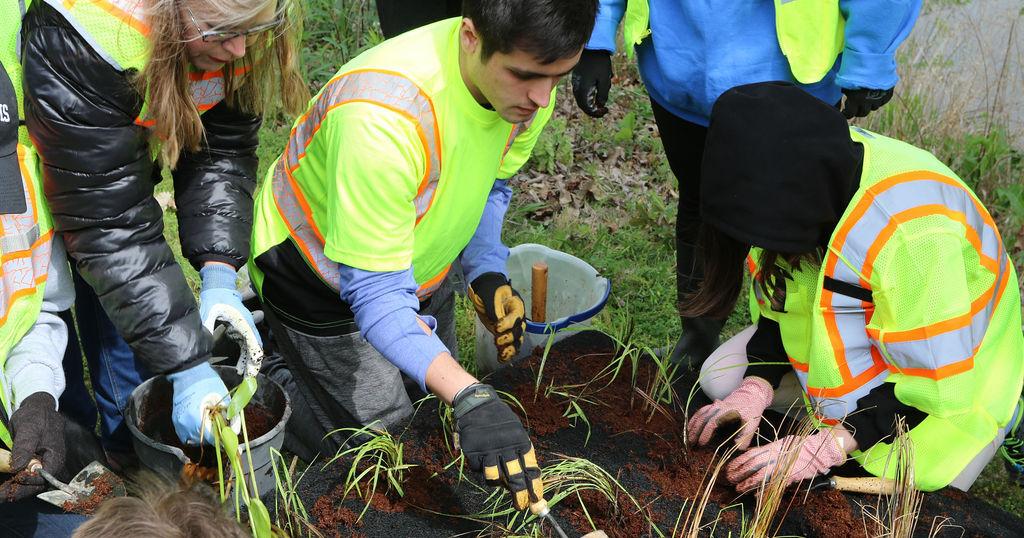 PHOTOS: Volunteers help Wolf River Conservancy for Earth Day project - Vimarsana News
