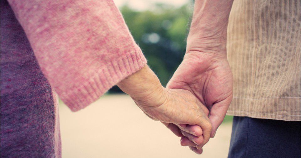 High school sweethearts tie knot 70 years later, during pandemic