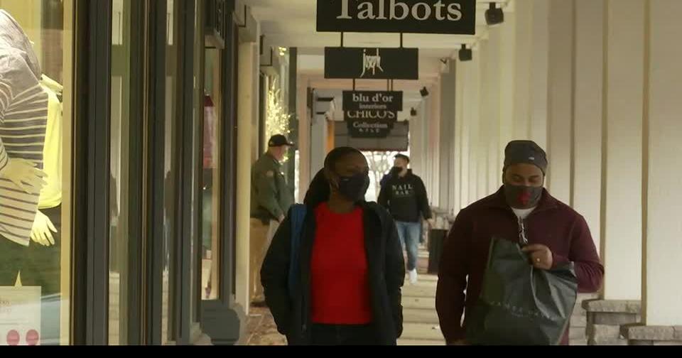 Retail stores juggle lastminute holiday rush while preparing for new directive limiting