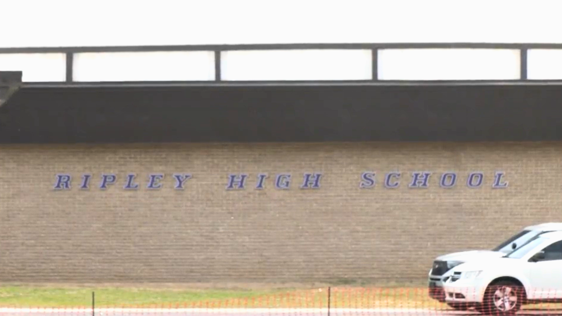 5 in custody, 9 wanted after fights disrupt high school graduation in ...