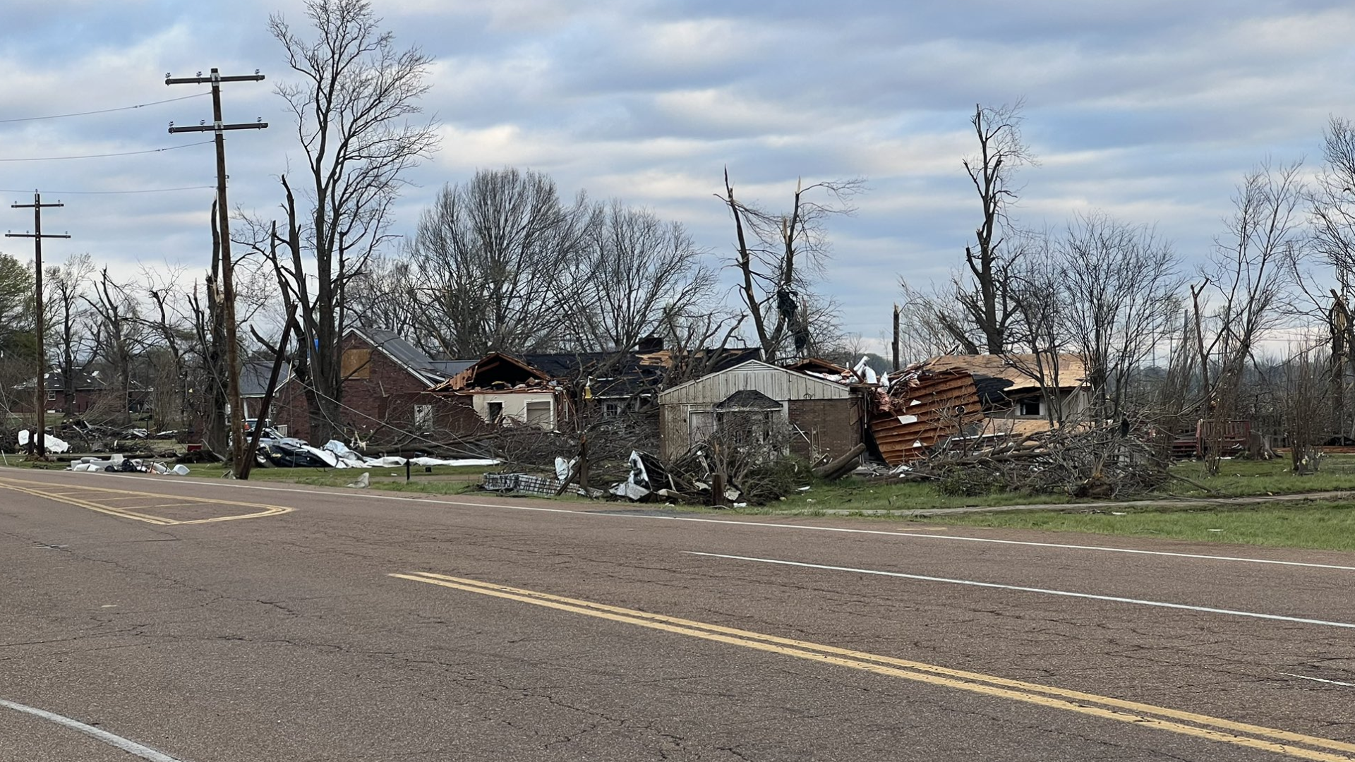 Patrick Mahomes' mother tries to take cover from tornado at fast food  restaurant