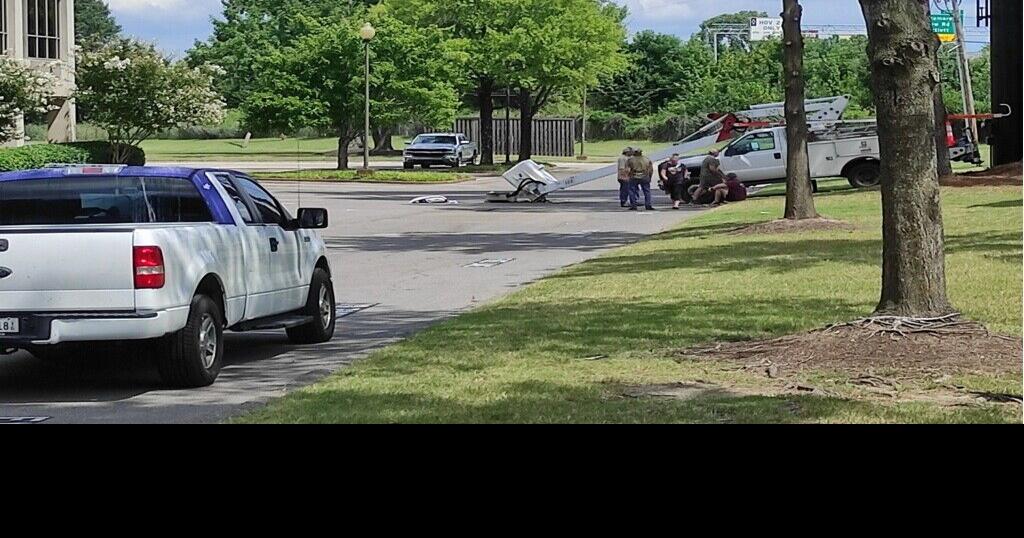 Two workers injured in Memphis bucket truck collapse, MPD says News