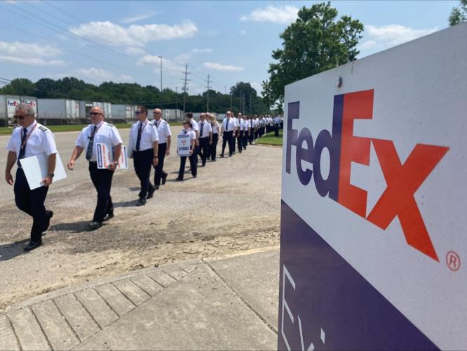 PHOTOS FedEx pilots picket in Memphis