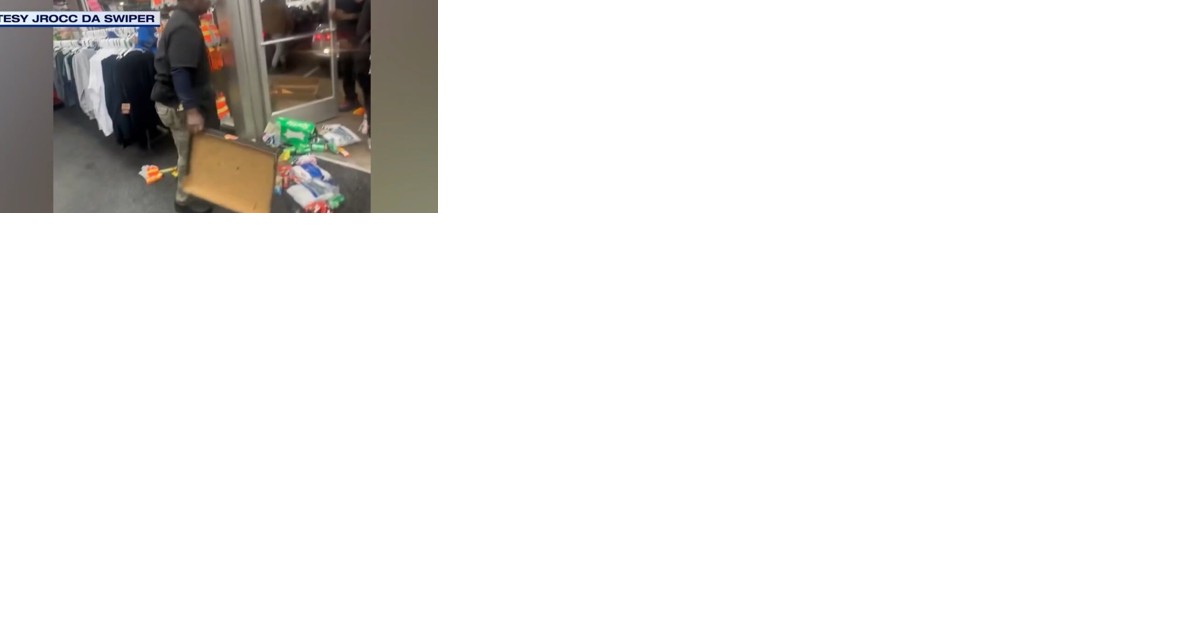 Flash mob burglars hit 2 convenience stores, steal $17K worth of goods, police say - Vimarsana News