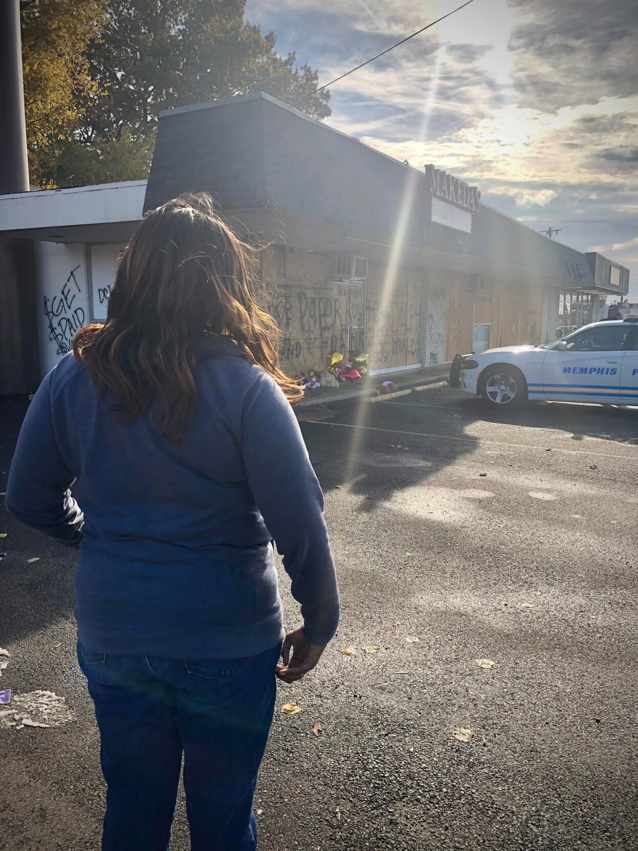 PHOTOS: Memorial for Young Dolph grows outside Memphis bakery ...