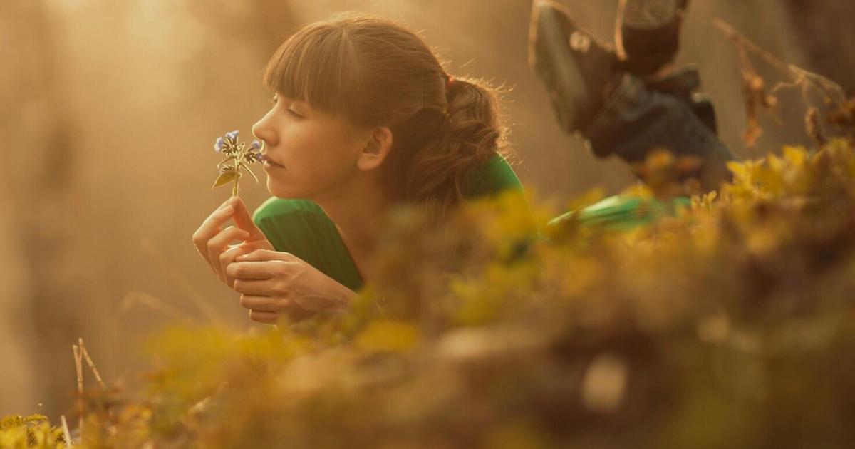 Turns out ‘touching grass’ boosts body image and life satisfaction | Health Turns out ‘touching grass’ boosts body image and life satisfaction | Health