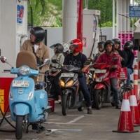 मध्यपूर्व युद्ध के कारण कीमतें बढ़ने के कारण इंडोनेशिया ने ईंधन की राशनिंग की