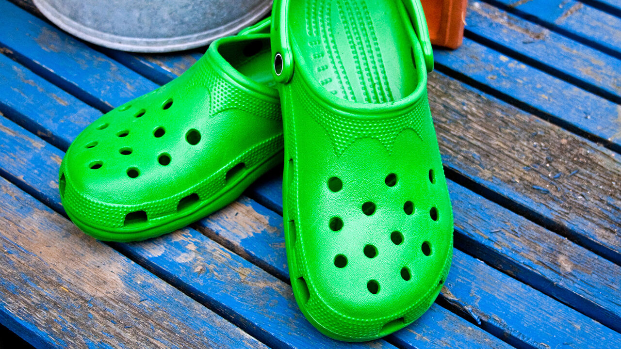 Crocs donating shoes to healthcare online workers