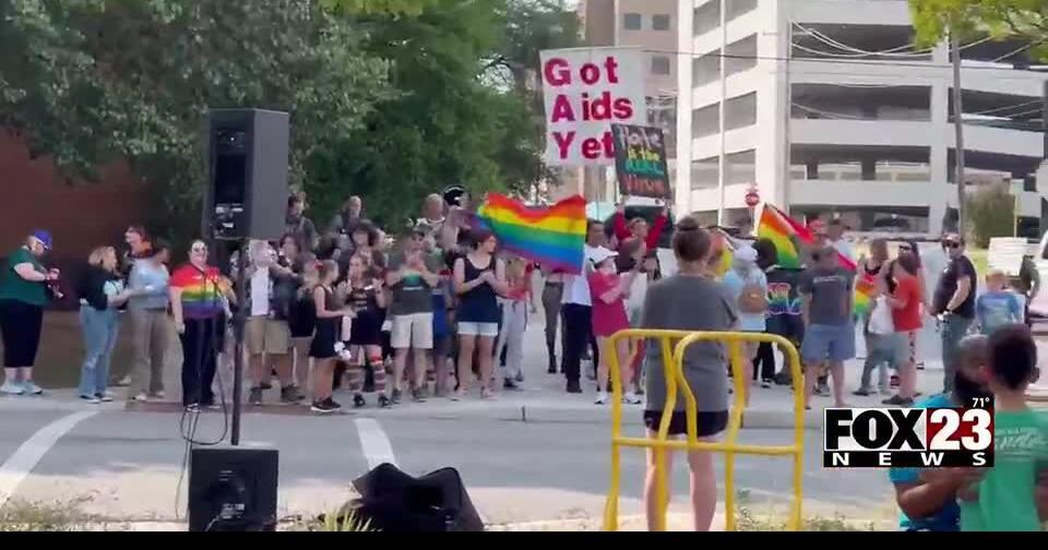 Small crowd protests Bartlesville Pride event over drag show News