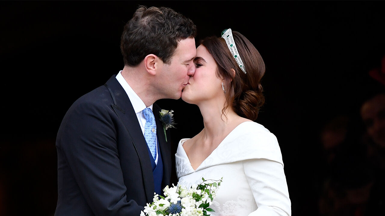 Princess eugenie clearance scoliosis scar wedding