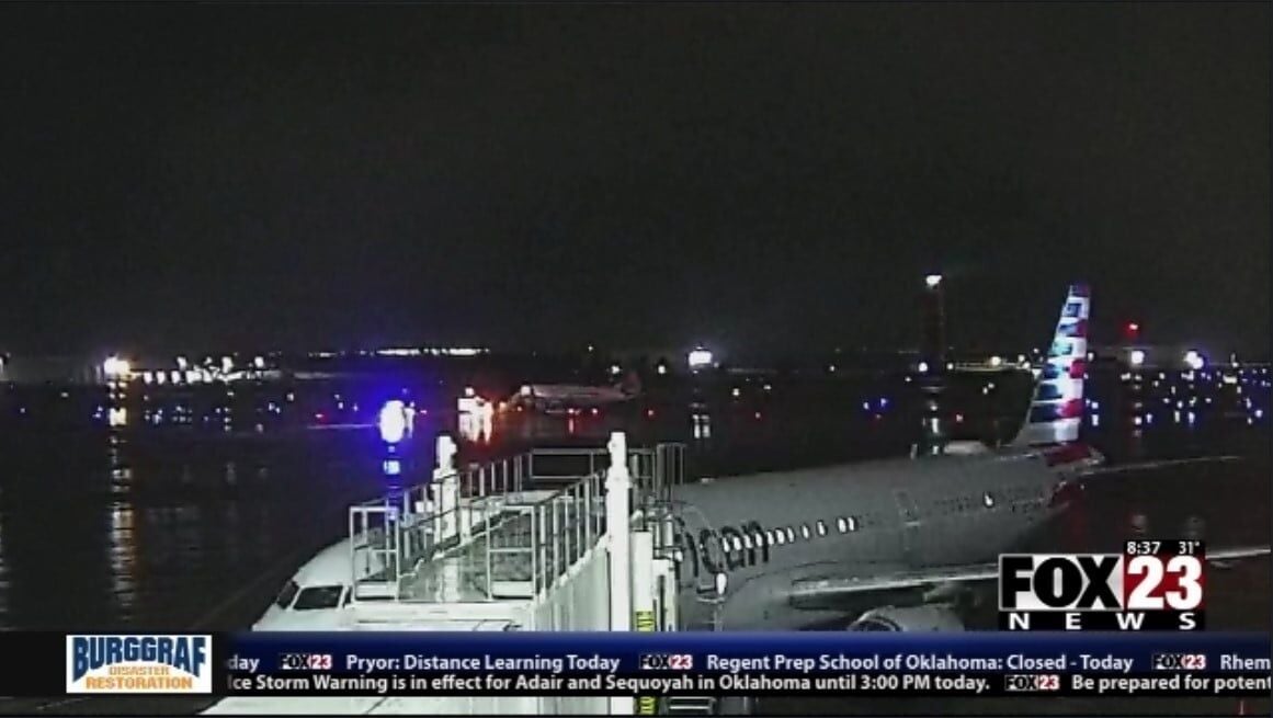 Video Emergency response after plane stuck at Tulsa International Airport Sunday night