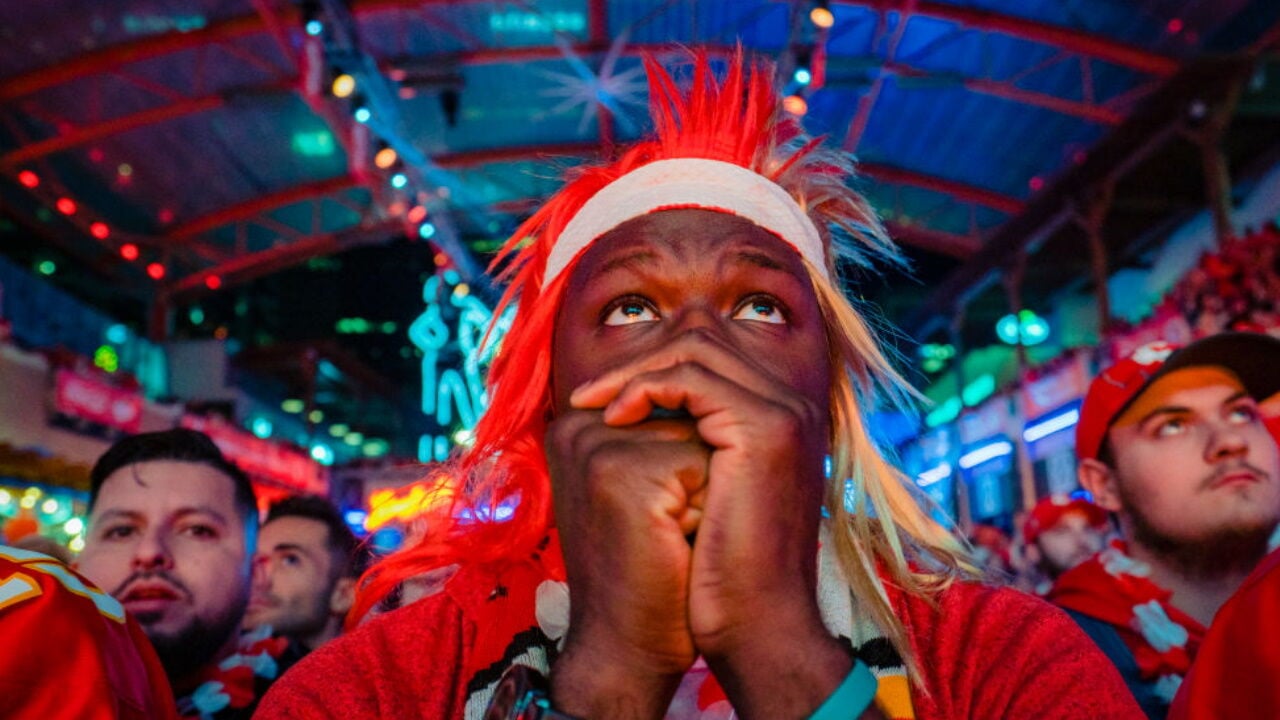 Kansas City Chiefs fans banned from wearing headdresses and Native American  face paint