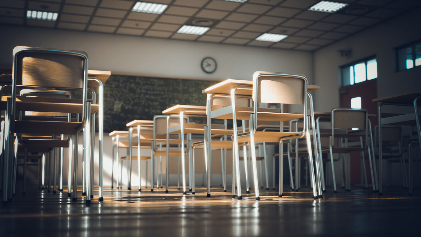 Two students fall out of window during fight in classroom, video shows |  Trending | fox23.com