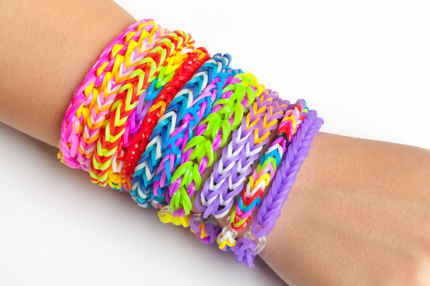 7-year-old girl sells friendship bracelets, raises $27K for Chicago  Children's Hospital, Trending