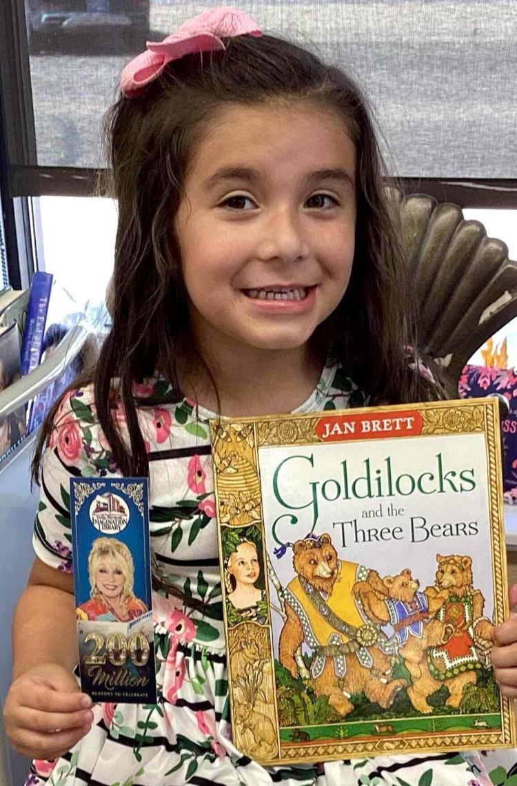 Oklahoma 4yearold meets Dolly Parton as Imagination Library winner