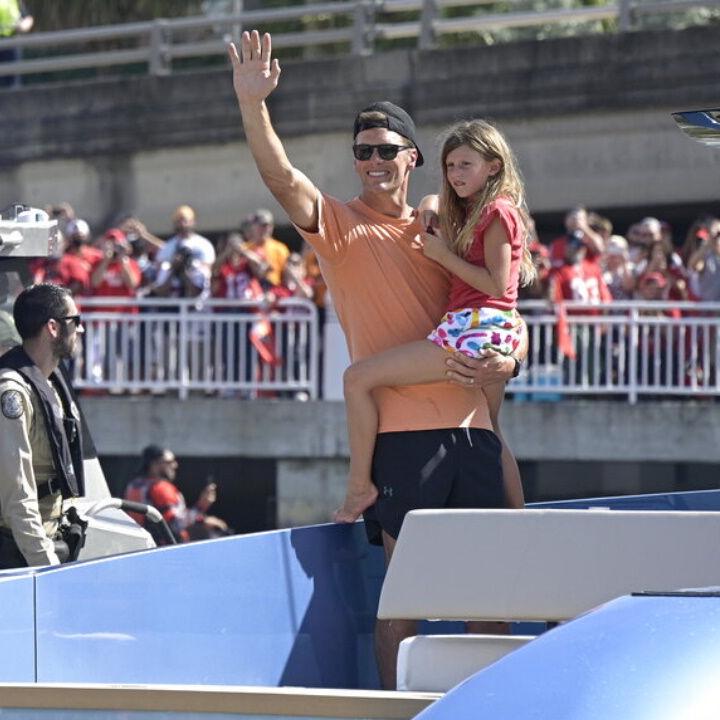 Tom Brady tosses Lombardi Trophy to Gronk's boat during Super Bowl victory  parade, Trending